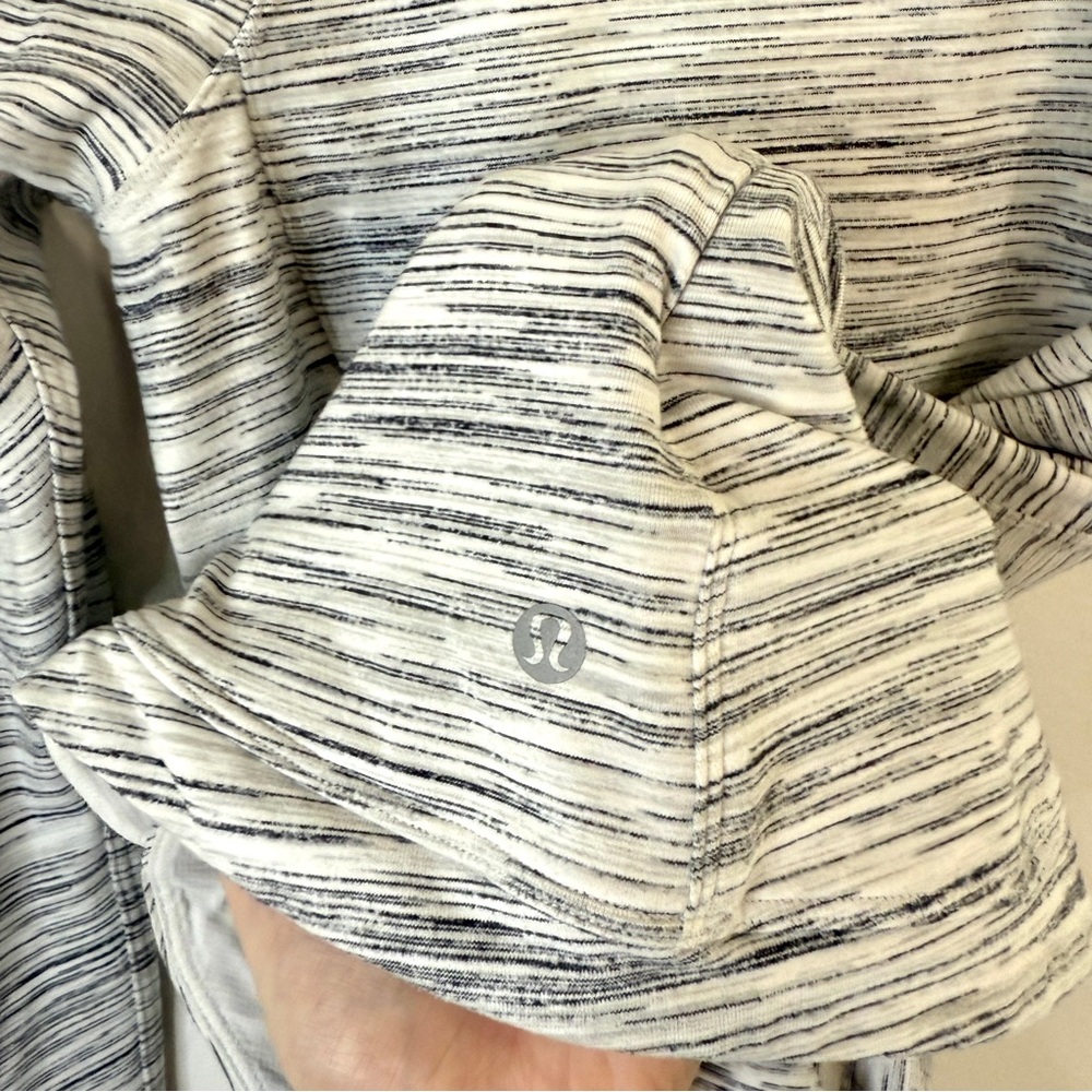 Woman’s Lululemon It’s Rulu Run Long Sleeve Top Rear Pocket Size 2 Athletic Wear